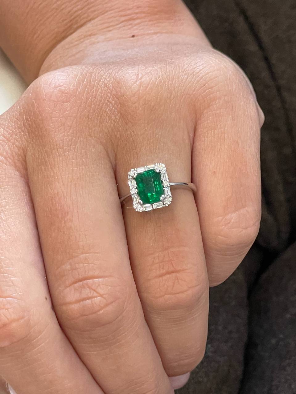 BETANZO ring with emeralds, baguettes and diamonds in 18k white gold