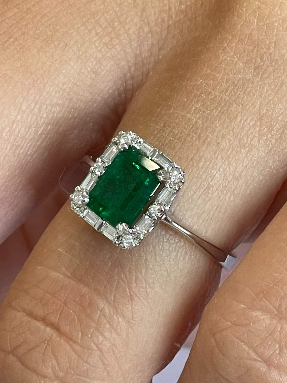 BETANZO ring with emeralds, baguettes and diamonds in 18k white gold