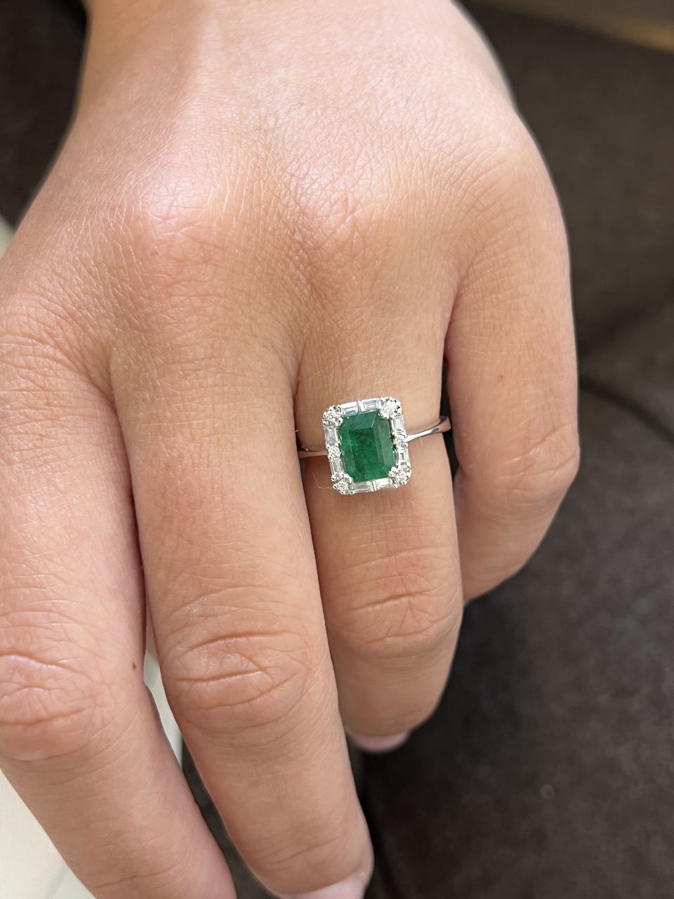 BETANZO ring with emeralds, baguettes and diamonds in 18k white gold