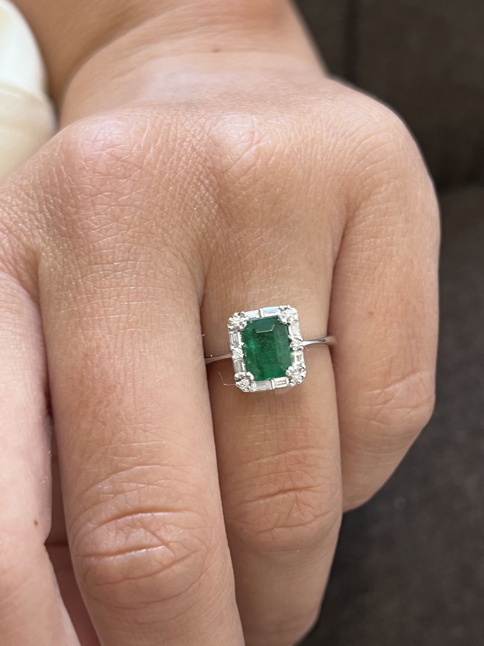BETANZO ring with emeralds, baguettes and diamonds in 18k white gold