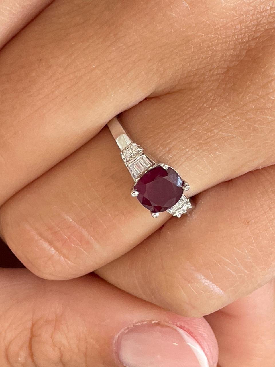 Anillo FERROL centro rubi y diamantes  en oro blanco 18 ktes .