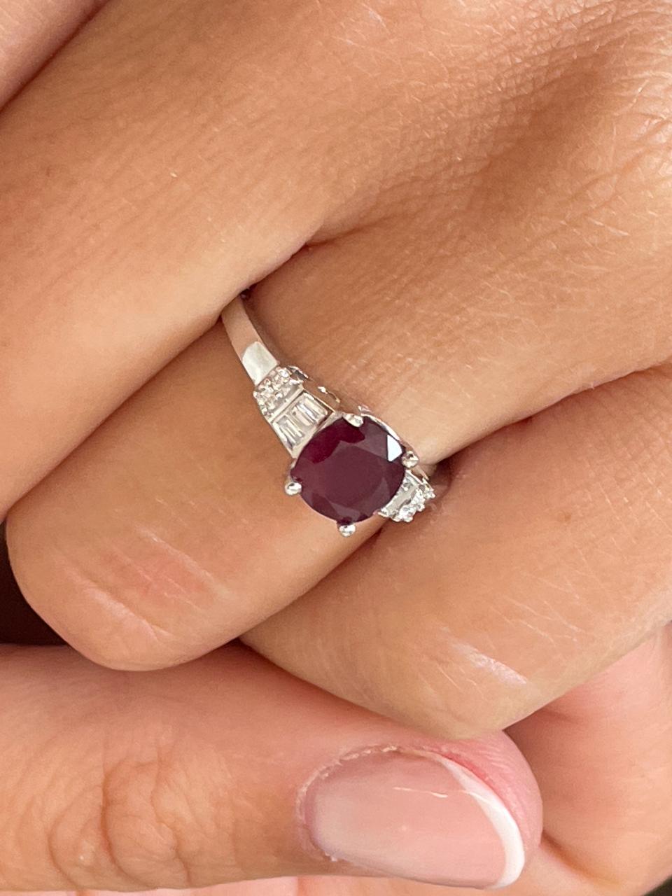 Anillo FERROL centro rubi y diamantes  en oro blanco 18 ktes .