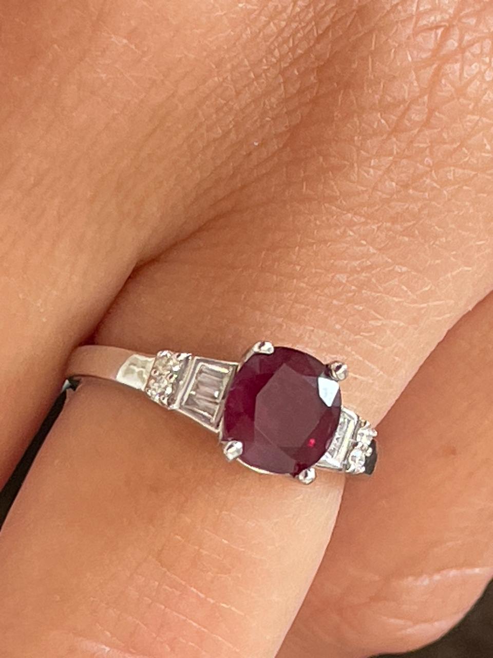 Anillo FERROL centro rubi y diamantes  en oro blanco 18 ktes .