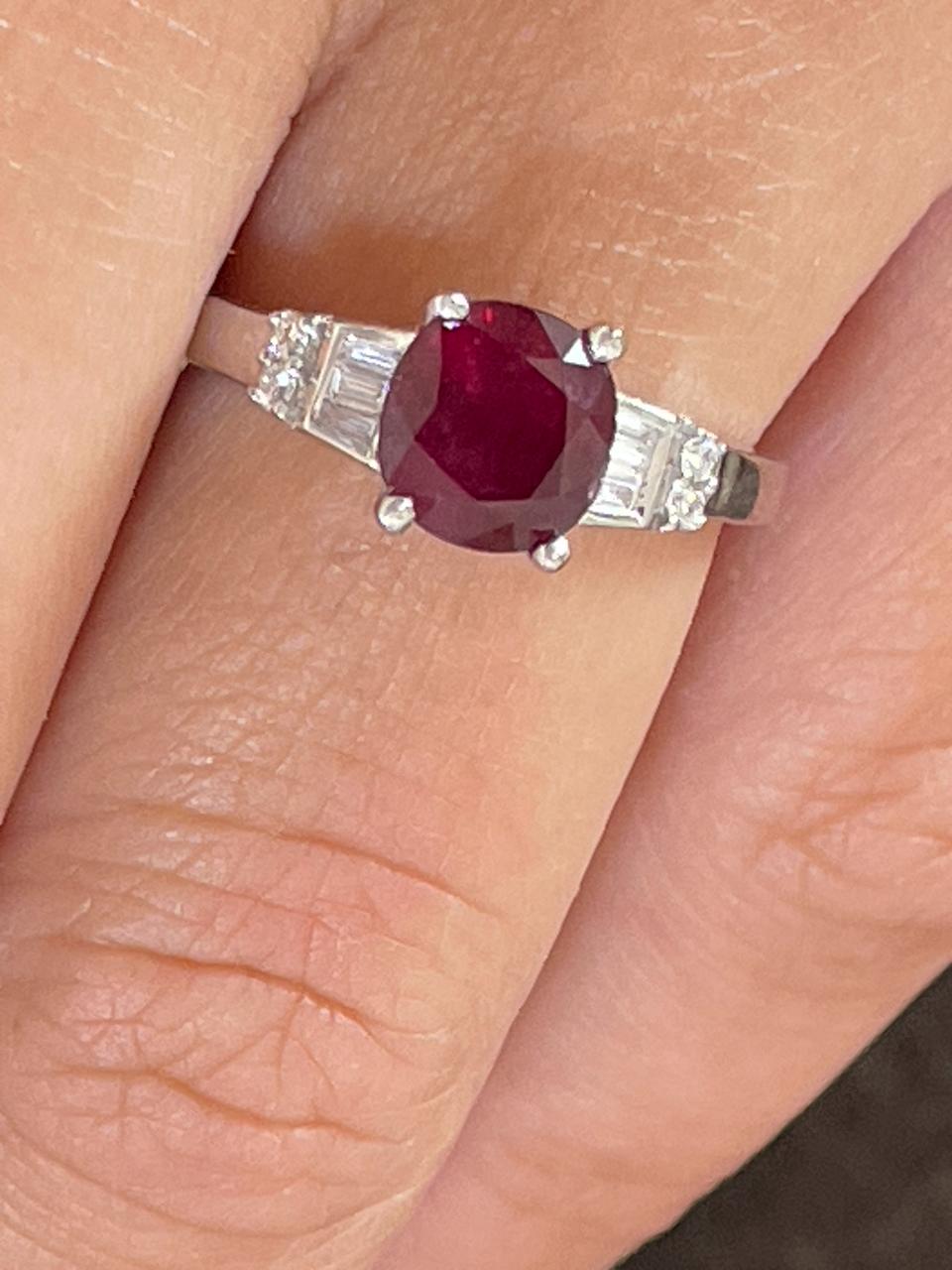 Anillo FERROL centro rubi y diamantes  en oro blanco 18 ktes .