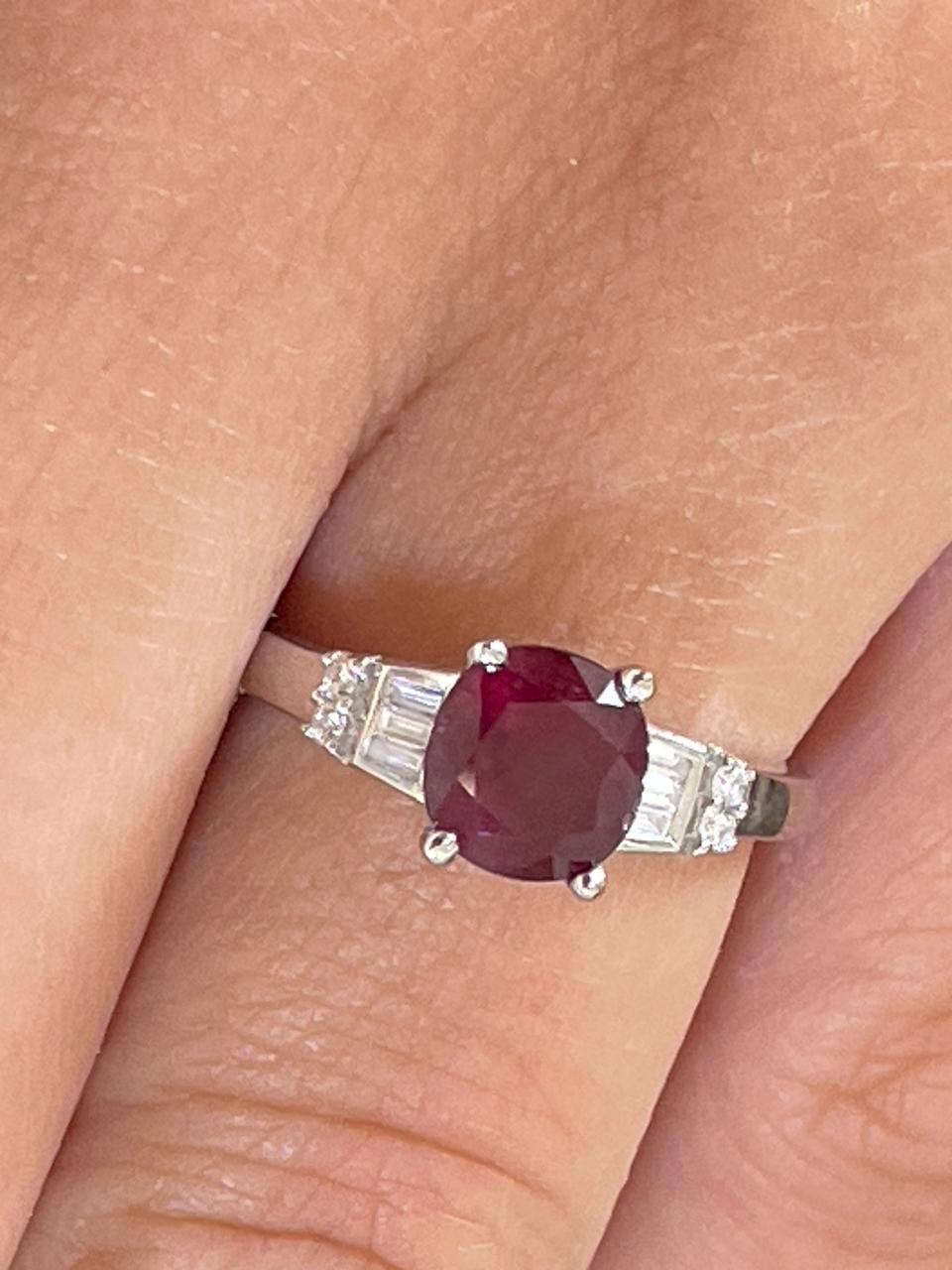 Anillo FERROL centro rubi y diamantes  en oro blanco 18 ktes .