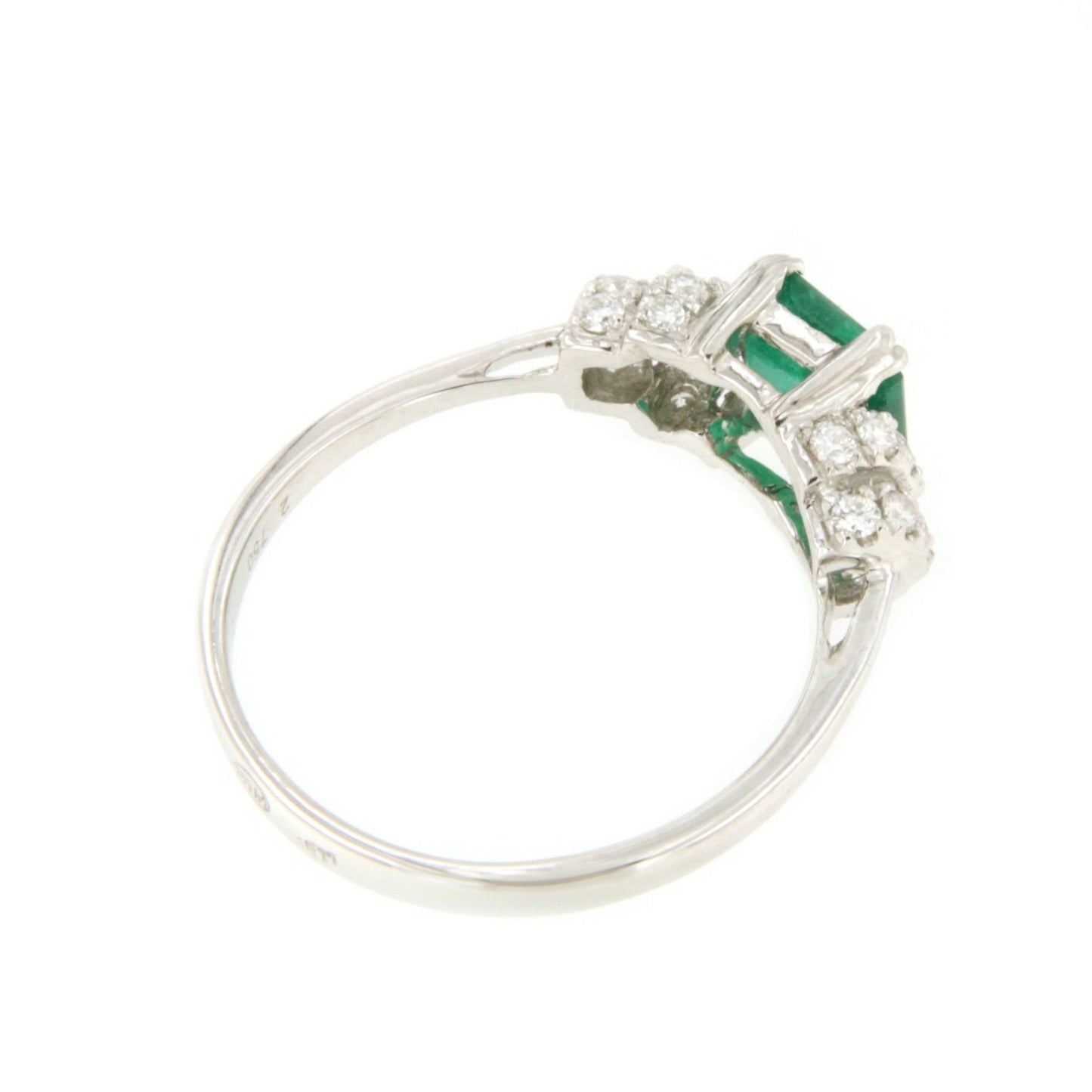 Anillo SADA esmeralda y brillantes en oro blanco de 18 ktes.