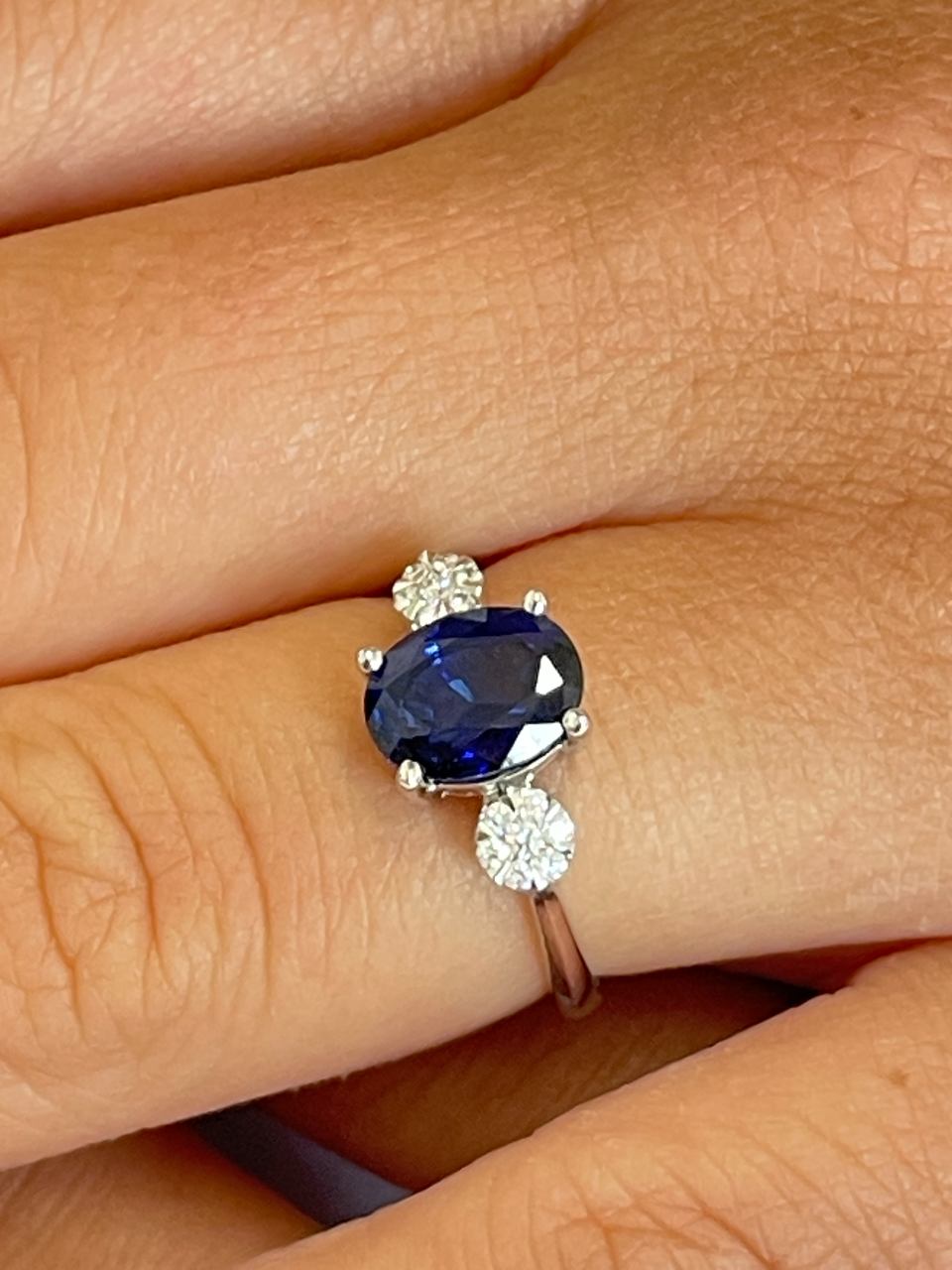 Anillo NOIA de zafiro con brillantes en oro blanco 18 ktes.