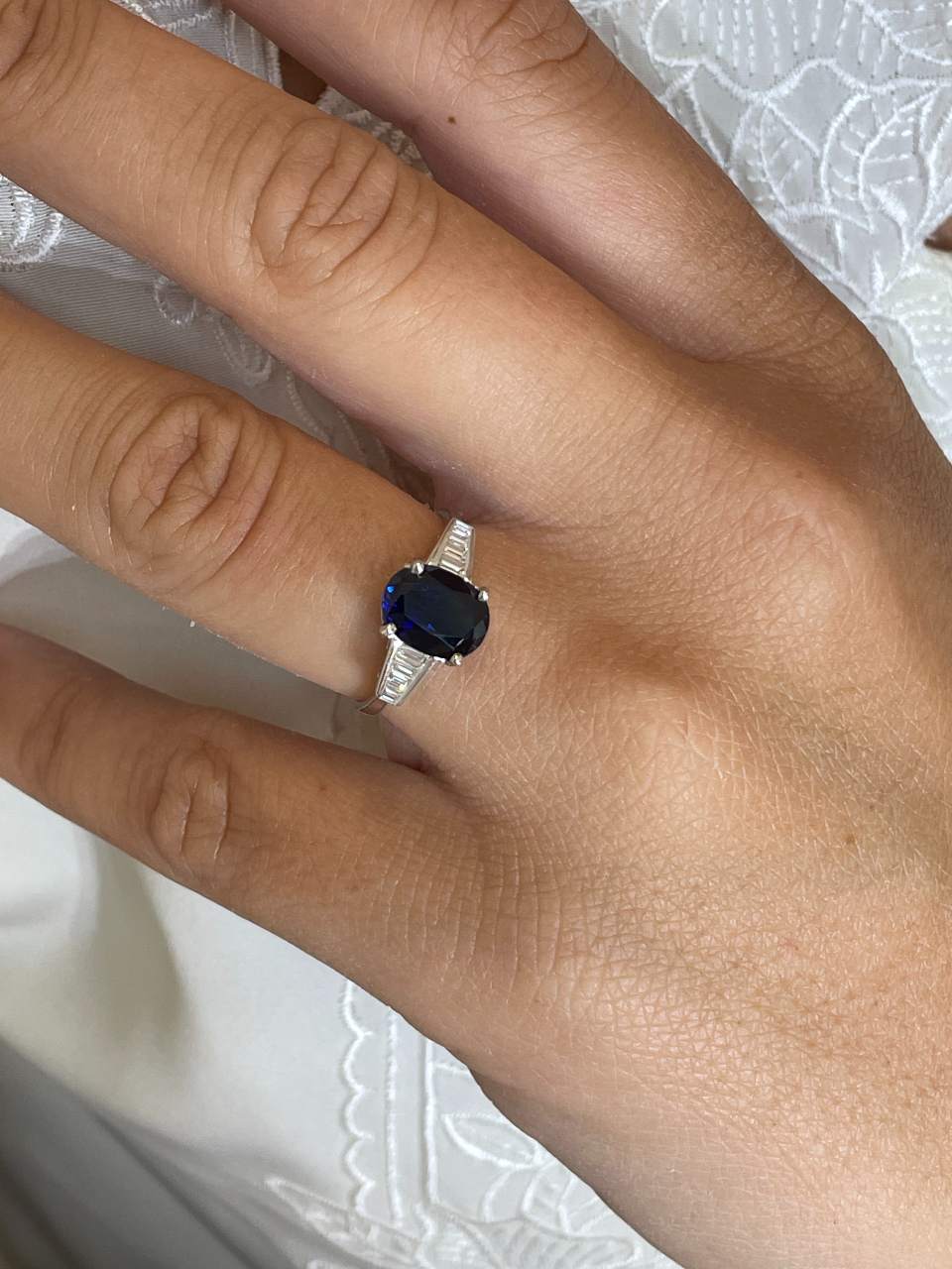 BOIRO ring in 18k white gold with sapphire and baguettes.