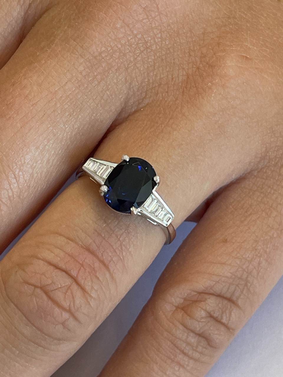 BOIRO ring in 18k white gold with sapphire and baguettes.