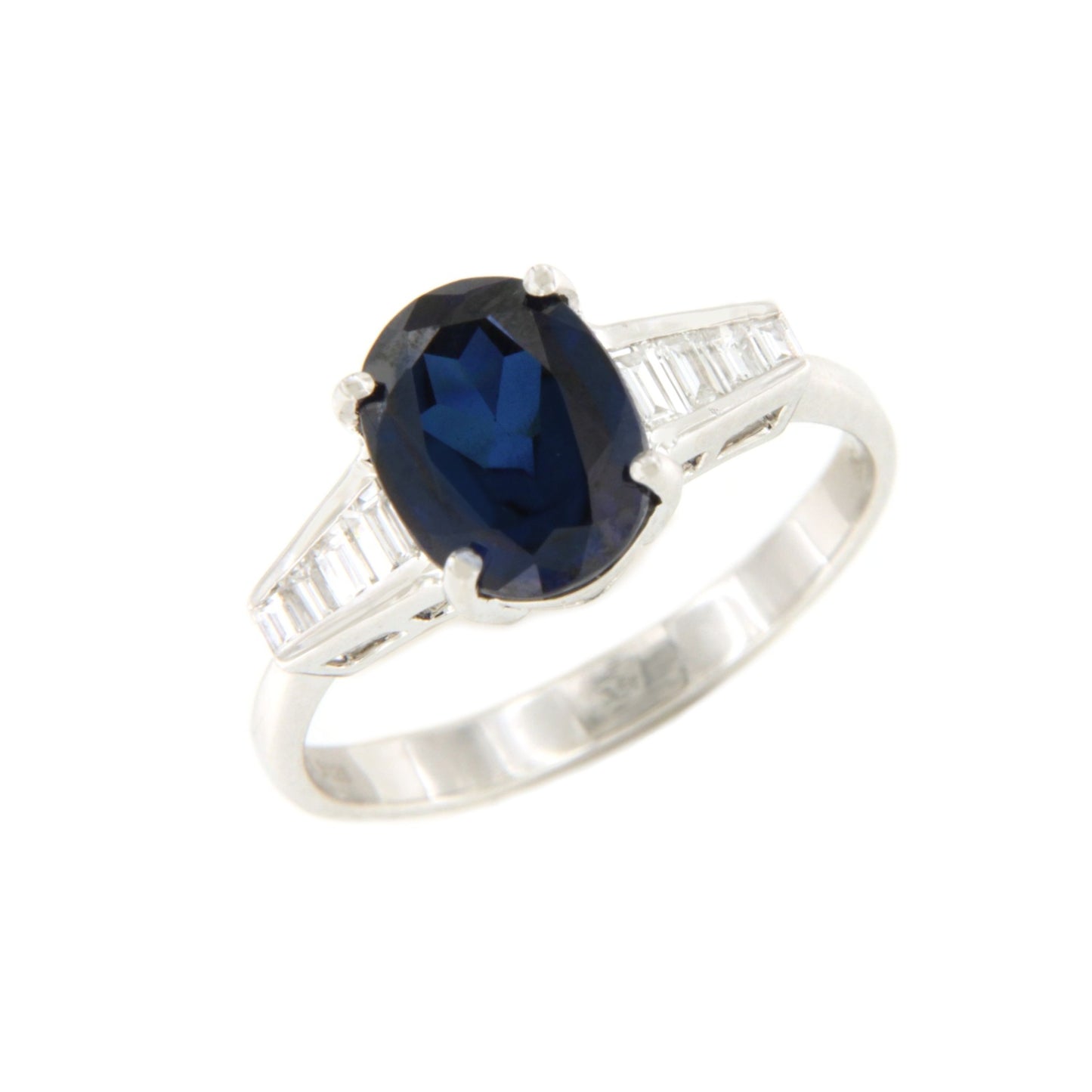 BOIRO ring in 18k white gold with sapphire and baguettes.