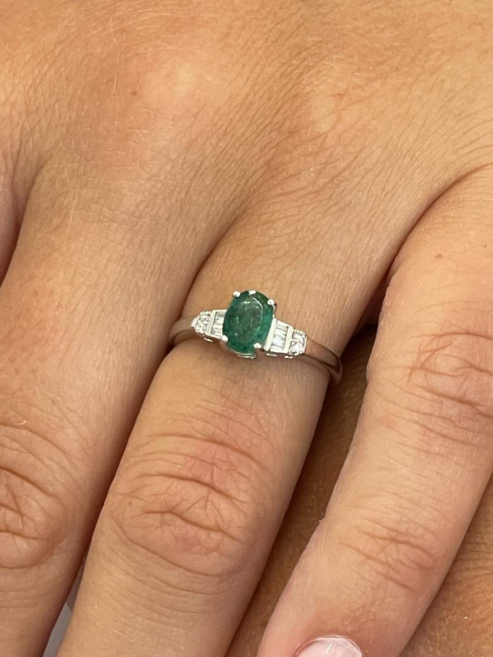 CAMBADOS ring with emerald center and diamonds in 18k white gold.