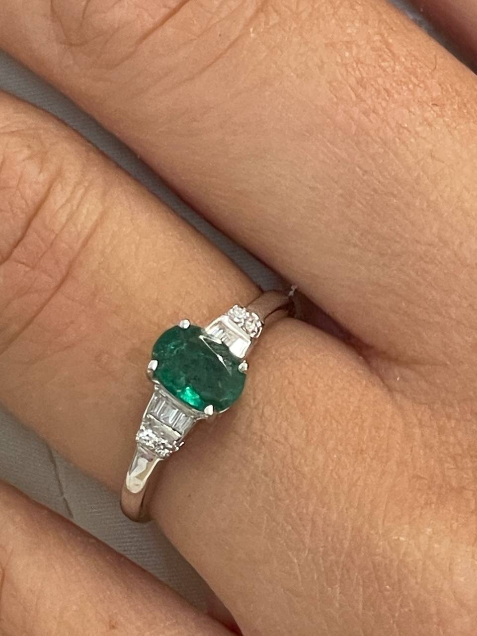 CAMBADOS ring with emerald center and diamonds in 18k white gold.