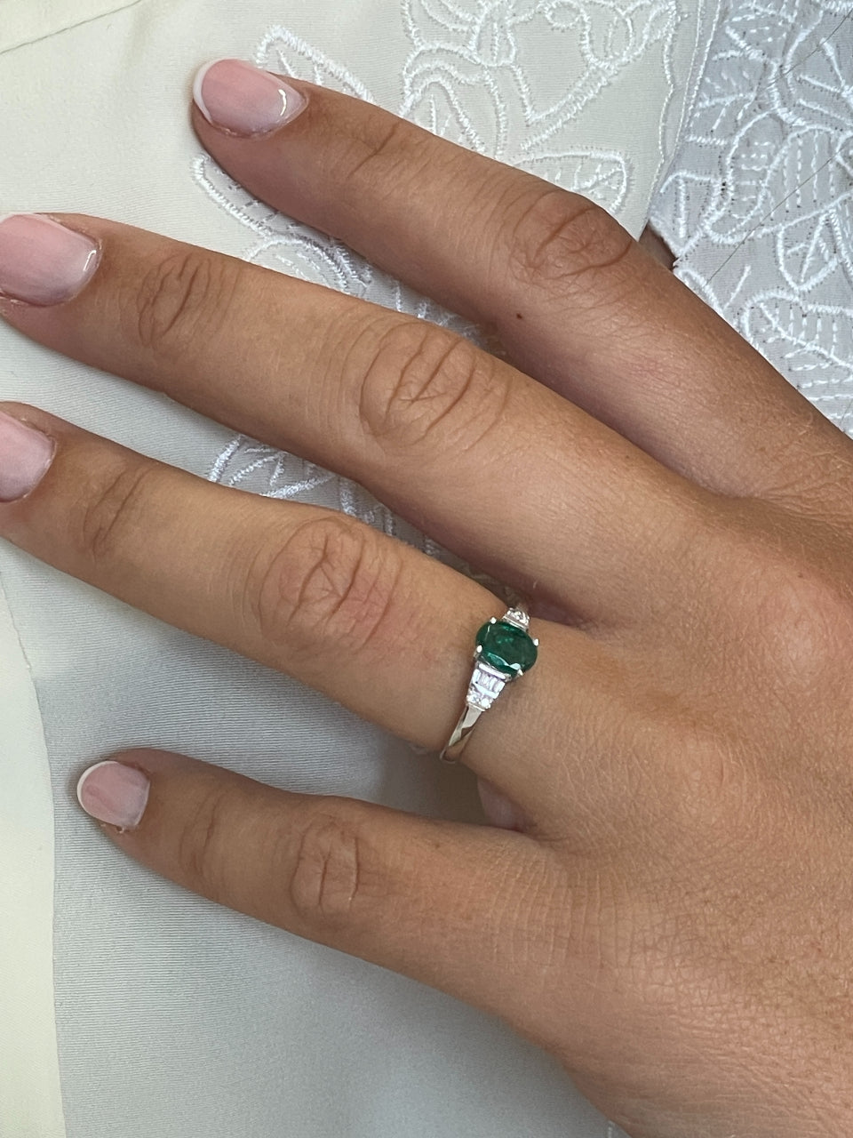 CAMBADOS ring with emerald center and diamonds in 18k white gold.