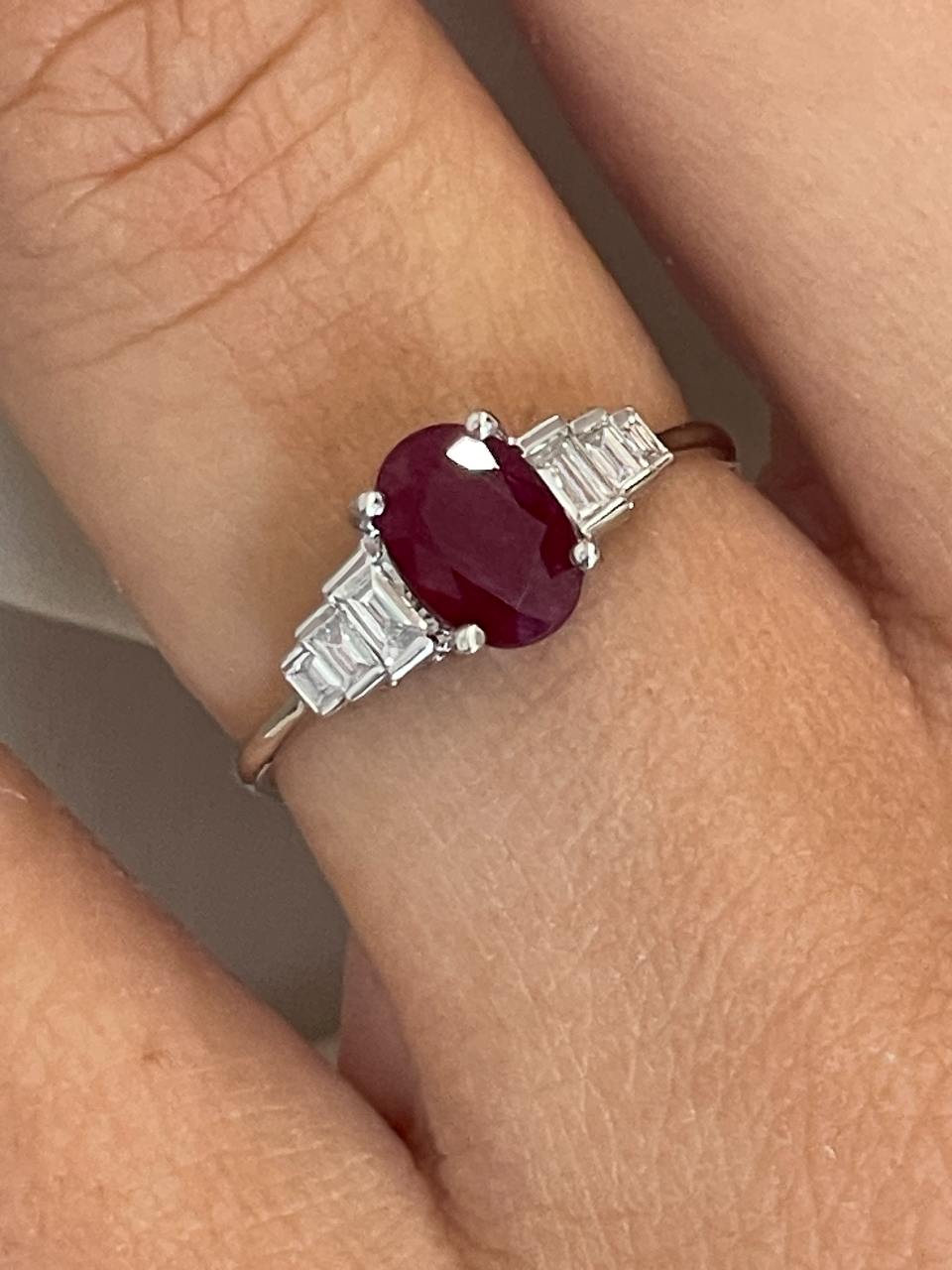Anillo RIBEIRA centro rubi y diamantes baguettes en oro blanco 18 ktes.