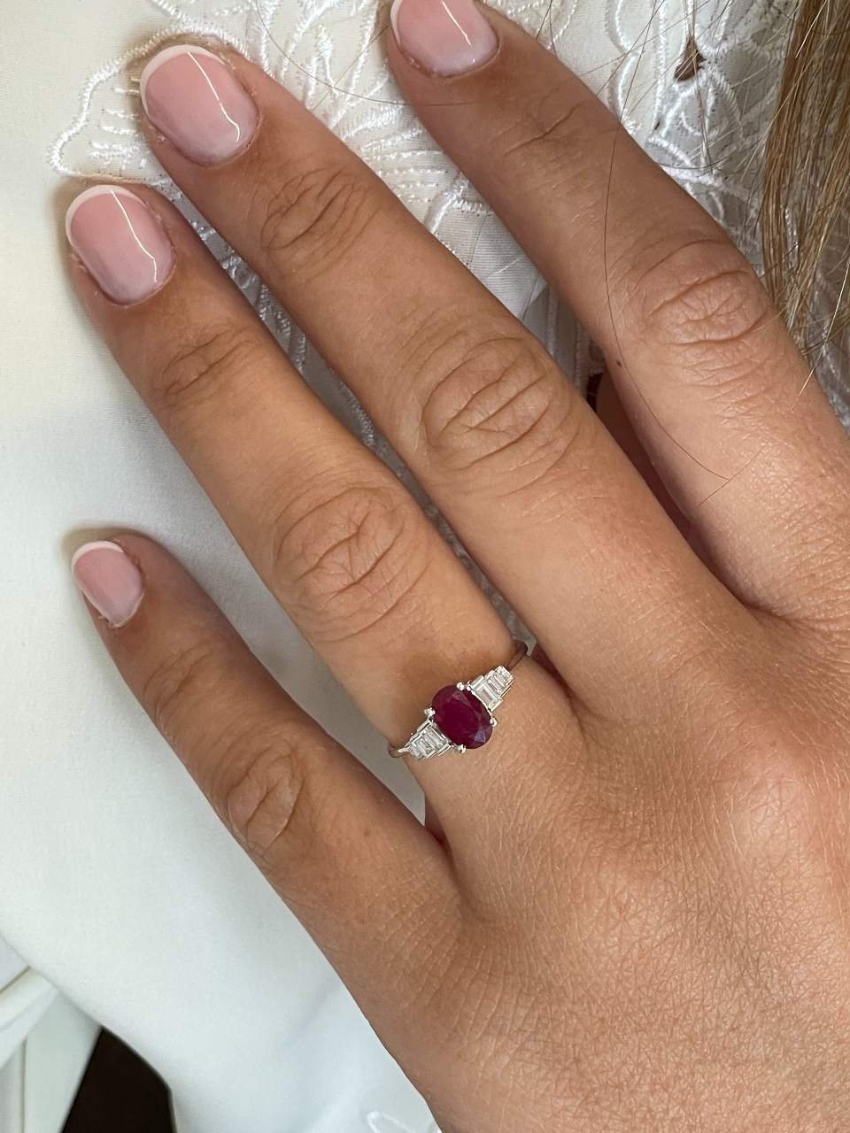 Anillo RIBEIRA centro rubi y diamantes baguettes en oro blanco 18 ktes.