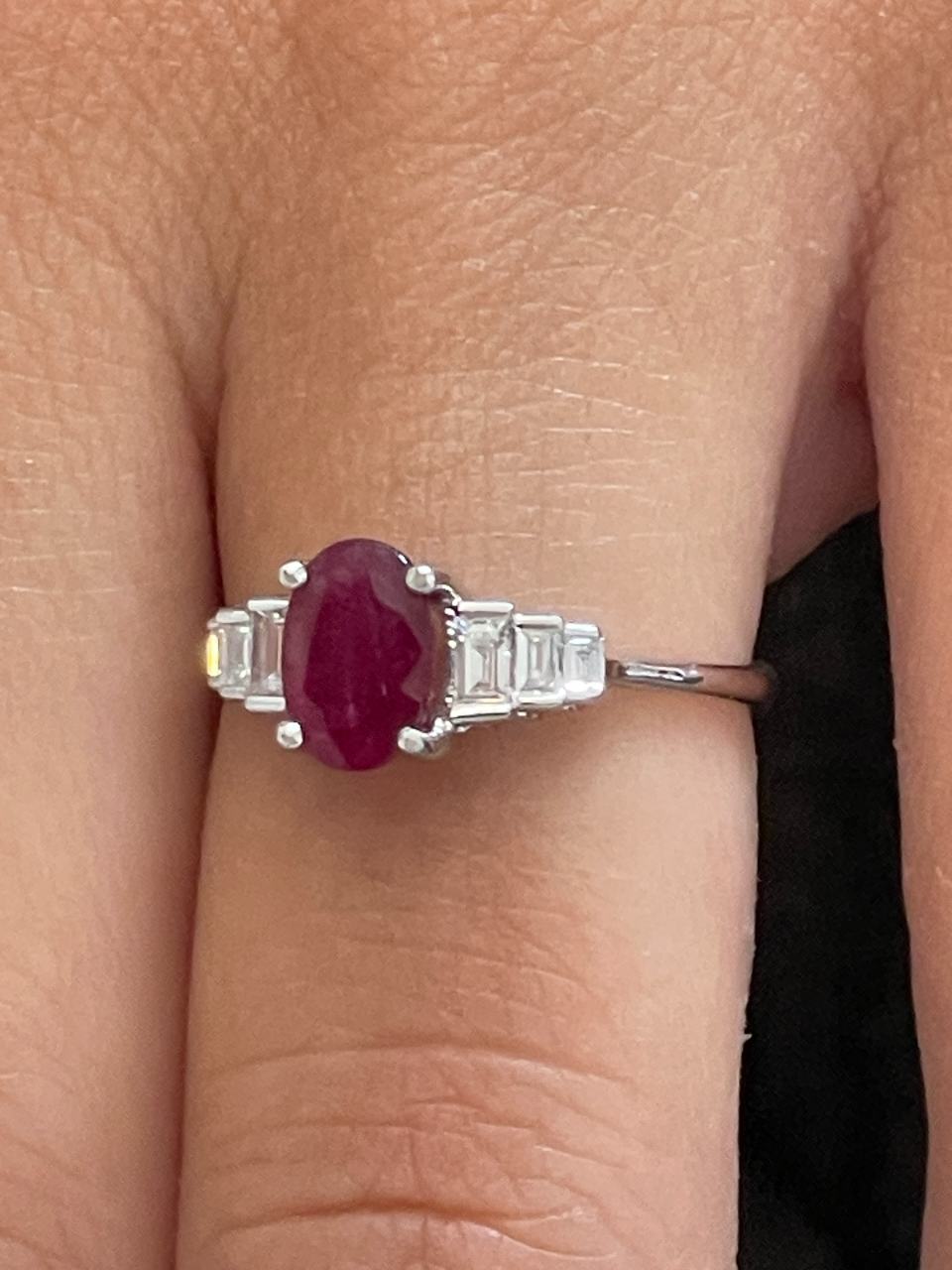 Anillo RIBEIRA centro rubi y diamantes baguettes en oro blanco 18 ktes.