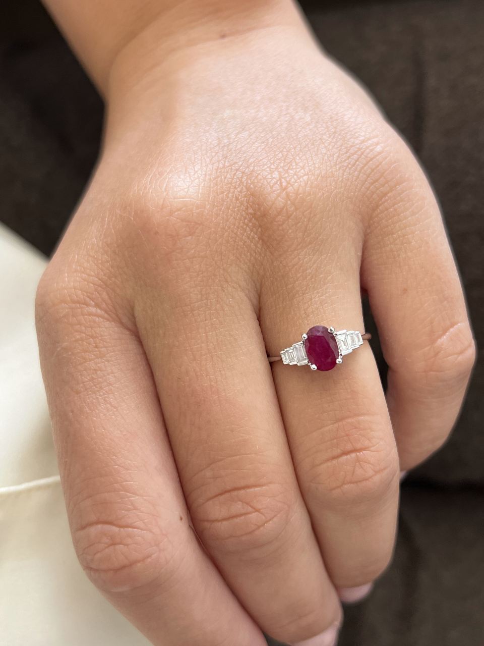 Anillo RIBEIRA centro rubi y diamantes baguettes en oro blanco 18 ktes.
