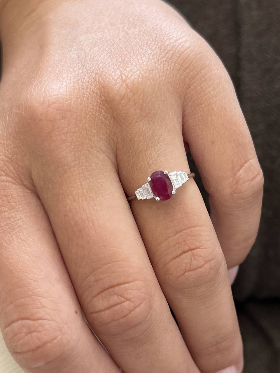 Anillo RIBEIRA centro rubi y diamantes baguettes en oro blanco 18 ktes.