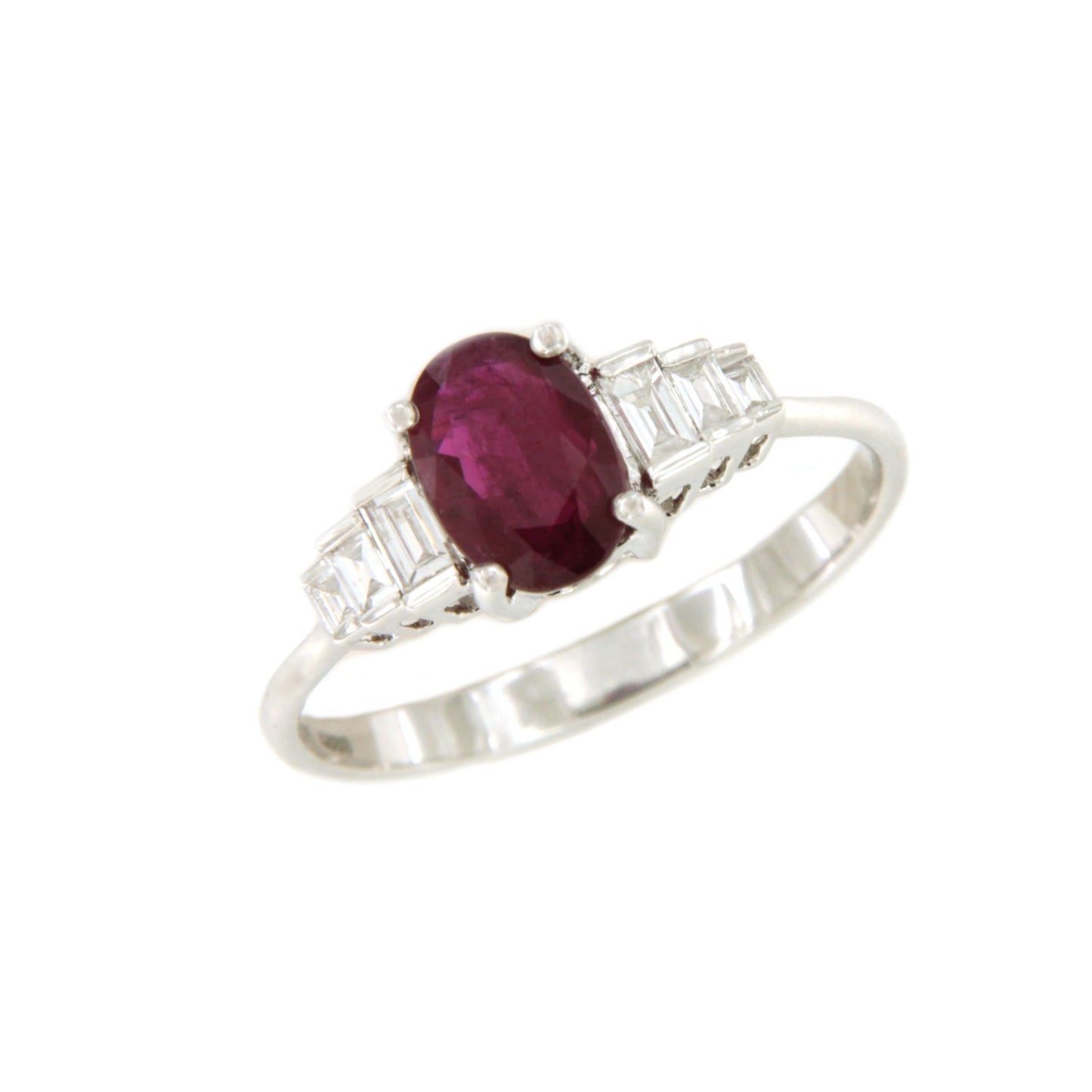 Anillo RIBEIRA centro rubi y diamantes baguettes en oro blanco 18 ktes.