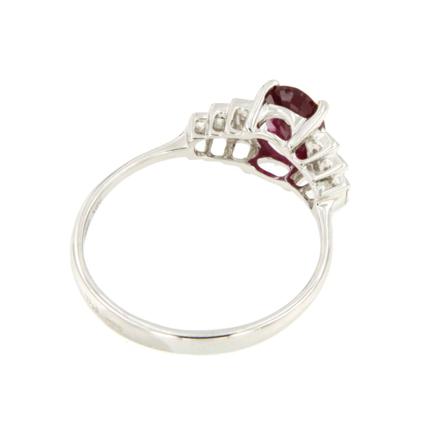 Anillo RIBEIRA centro rubi y diamantes baguettes en oro blanco 18 ktes.
