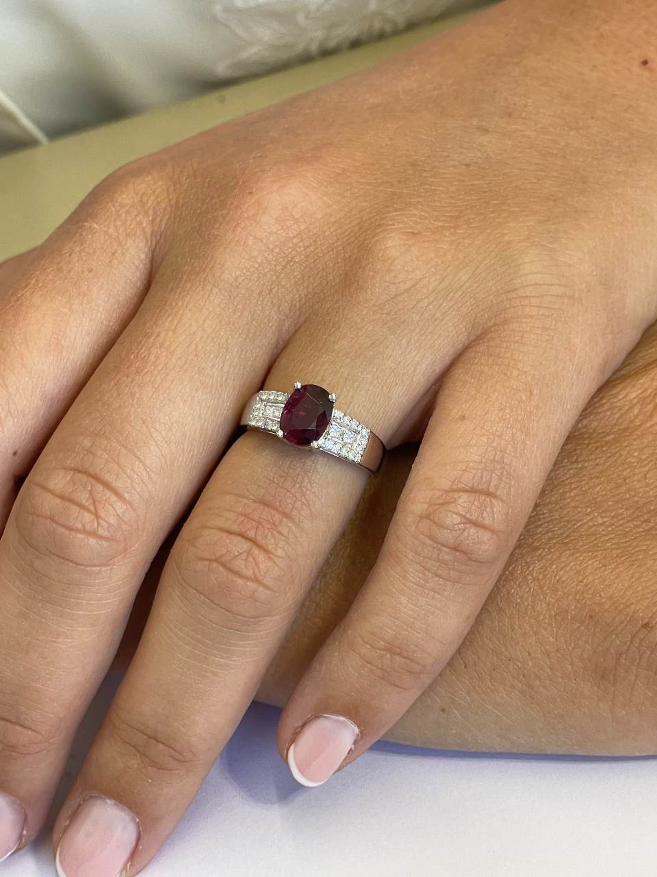 GROVE ring with ruby, princess diamonds and brilliant cuts in 18k white gold.