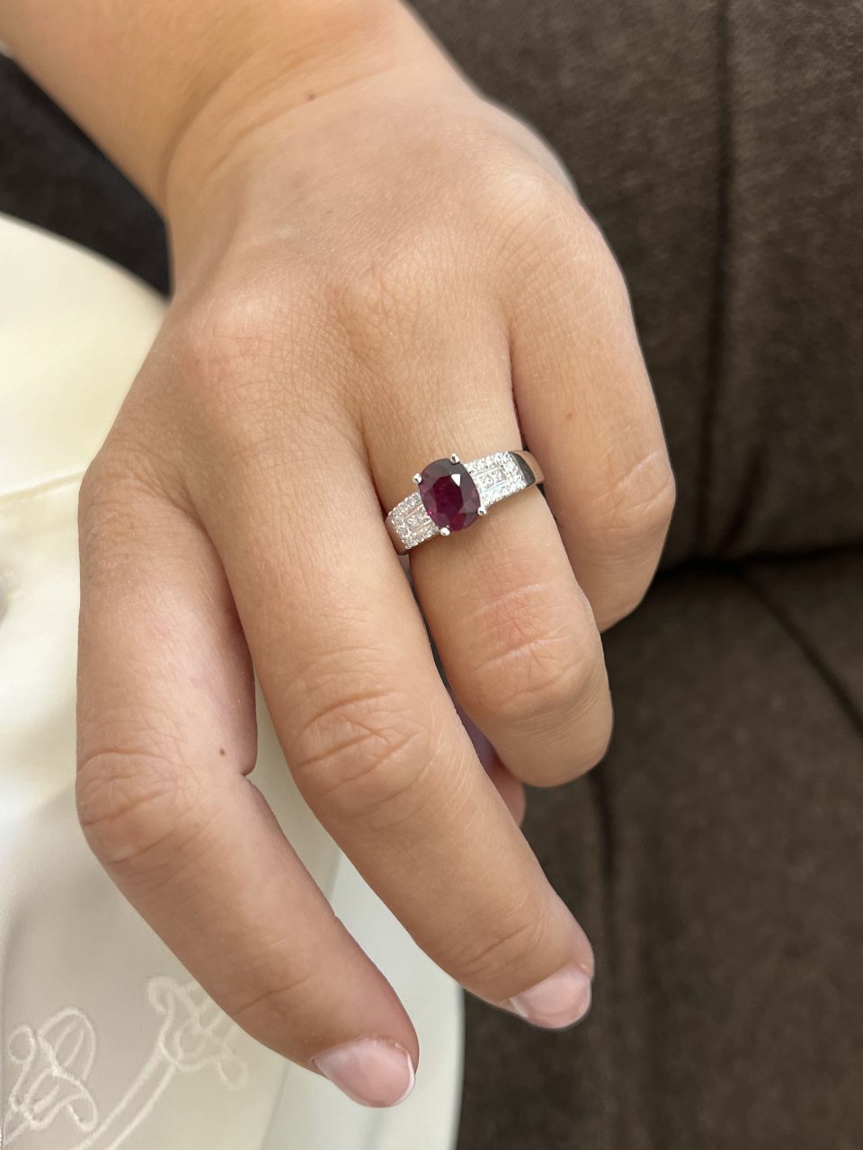 GROVE ring with ruby, princess diamonds and brilliant cuts in 18k white gold.