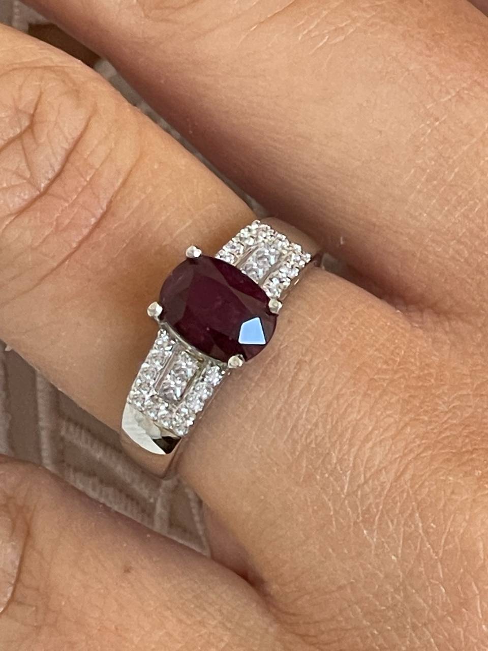 GROVE ring with ruby, princess diamonds and brilliant cuts in 18k white gold.