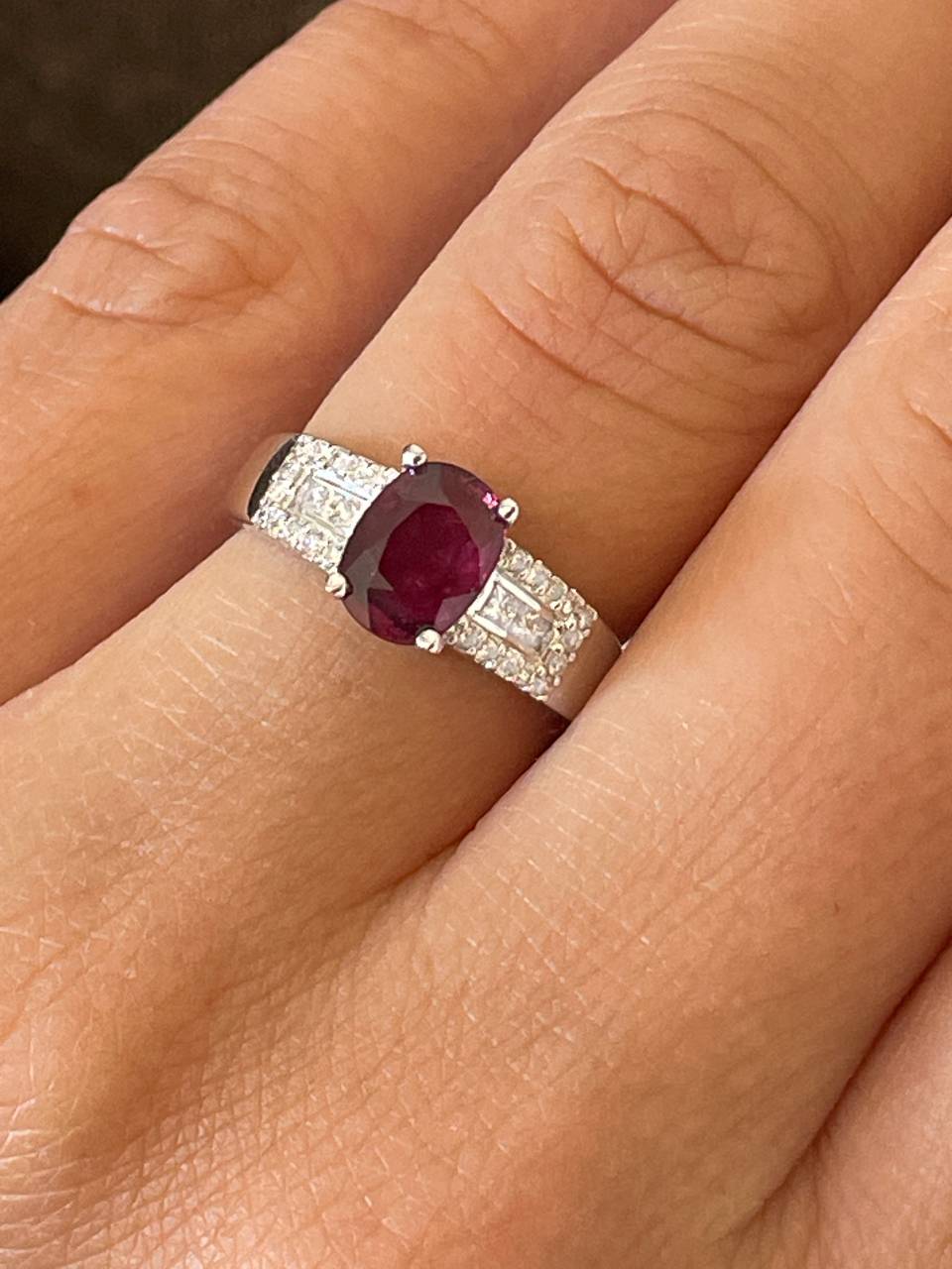 GROVE ring with ruby, princess diamonds and brilliant cuts in 18k white gold.
