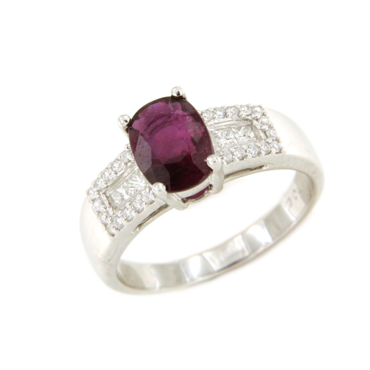 GROVE ring with ruby, princess diamonds and brilliant cuts in 18k white gold.