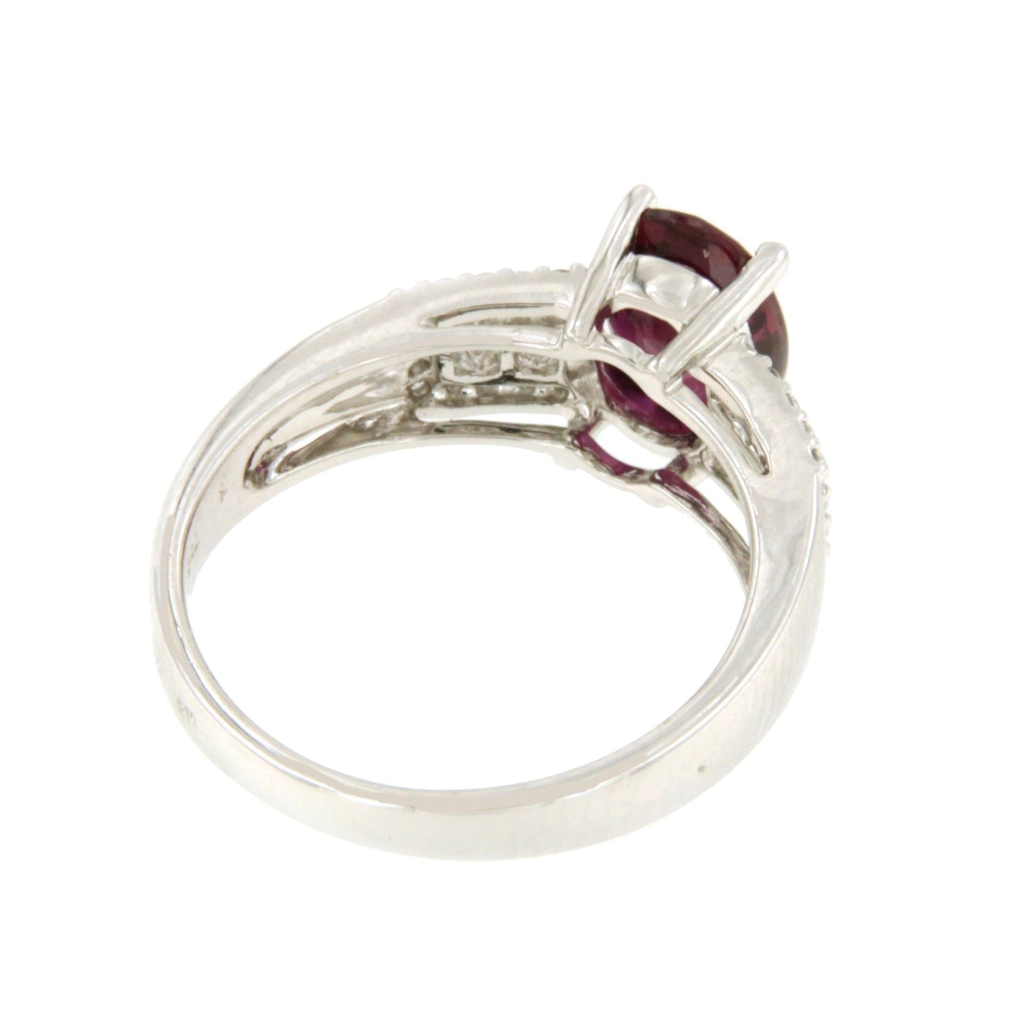 GROVE ring with ruby, princess diamonds and brilliant cuts in 18k white gold.