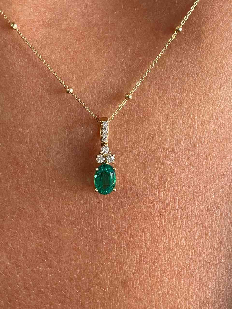 Colgante CHESTER dije oro amarillo 18 ktes brillantes y esmeralda