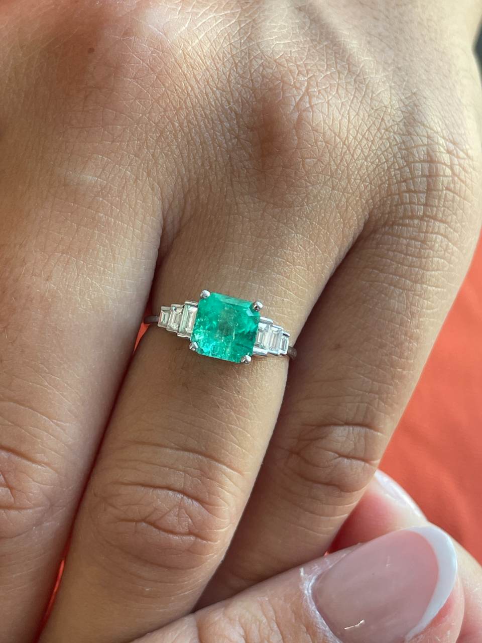 Anillo CARAMBOLA esmeralda colombiana y baguettes en oro blanco 18 ktes