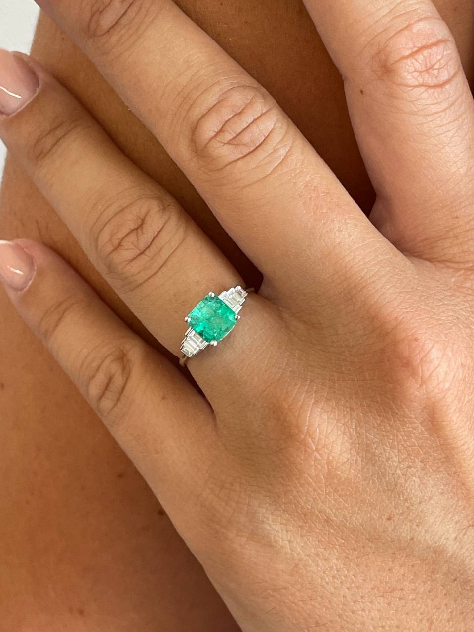 Anillo CARAMBOLA esmeralda colombiana y baguettes en oro blanco 18 ktes