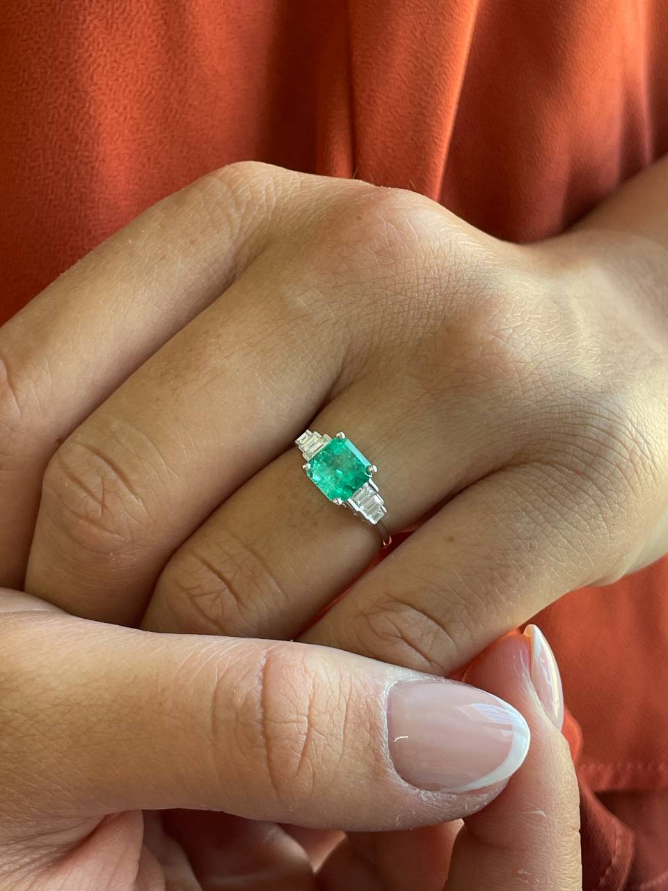 Anillo CARAMBOLA esmeralda colombiana y baguettes en oro blanco 18 ktes