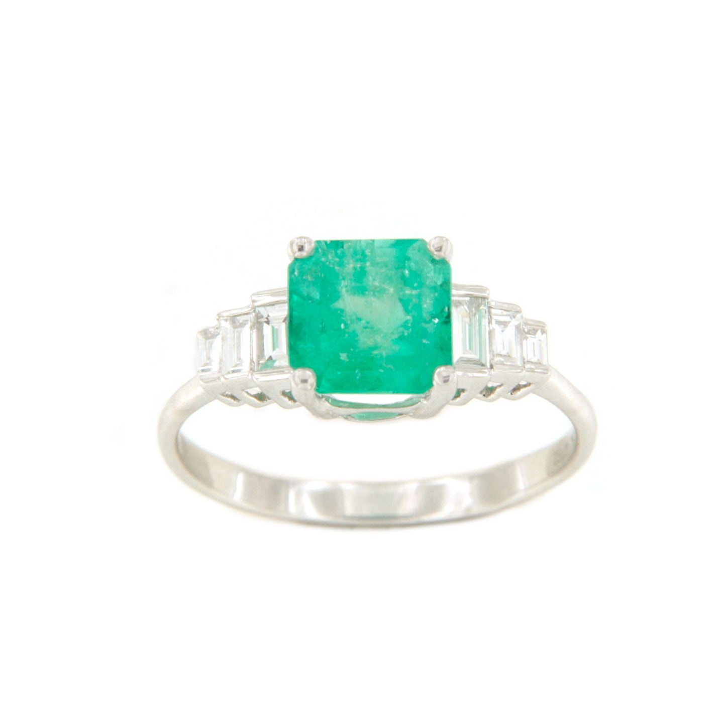 Anillo CARAMBOLA esmeralda colombiana y baguettes en oro blanco 18 ktes