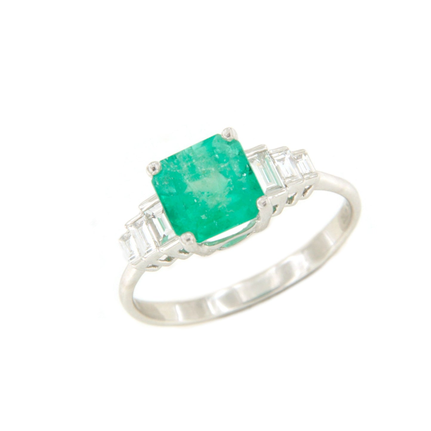 Anillo CARAMBOLA esmeralda colombiana y baguettes en oro blanco 18 ktes