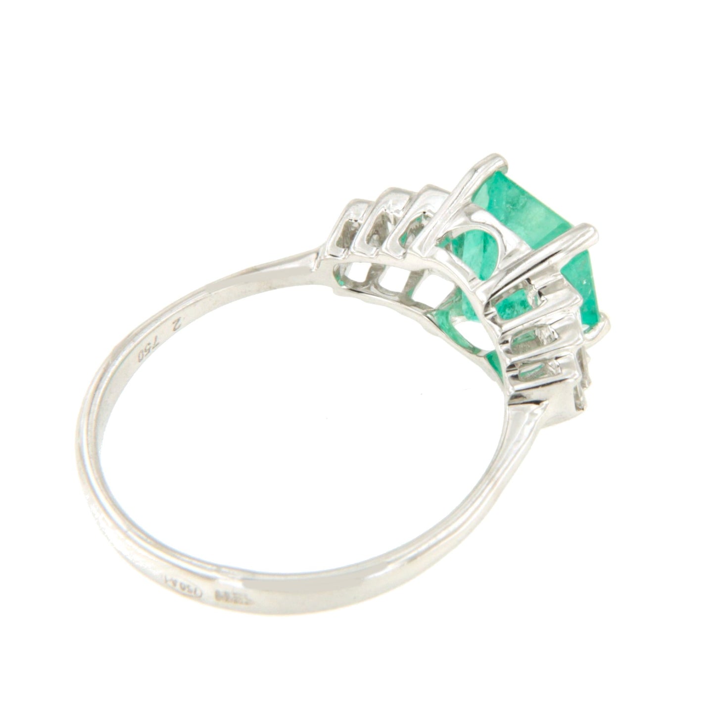 Anillo CARAMBOLA esmeralda colombiana y baguettes en oro blanco 18 ktes