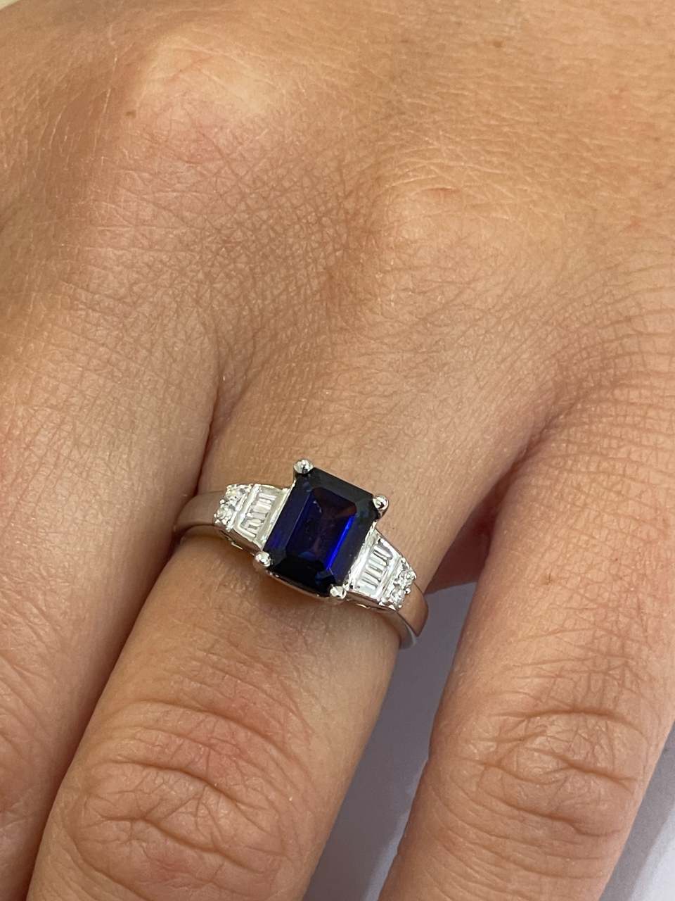 Anillo POIO centro zafiro y diamantes en oro blanco 18 ktes.