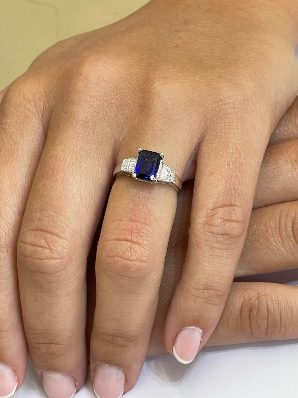 Anillo POIO centro zafiro y diamantes en oro blanco 18 ktes.