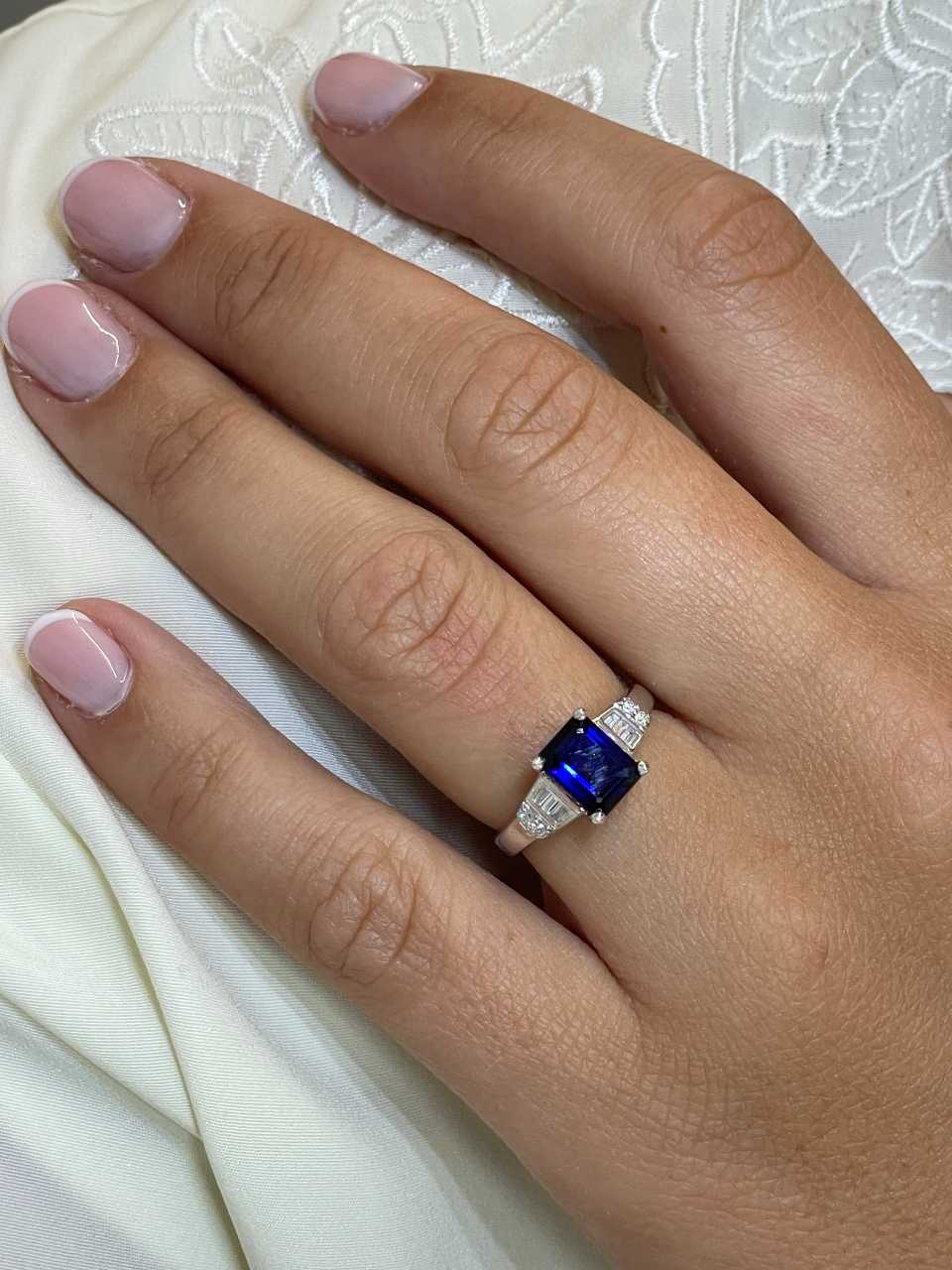 Anillo POIO centro zafiro y diamantes en oro blanco 18 ktes.
