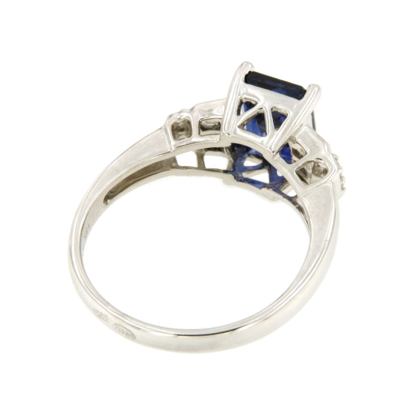 Anillo POIO centro zafiro y diamantes en oro blanco 18 ktes.
