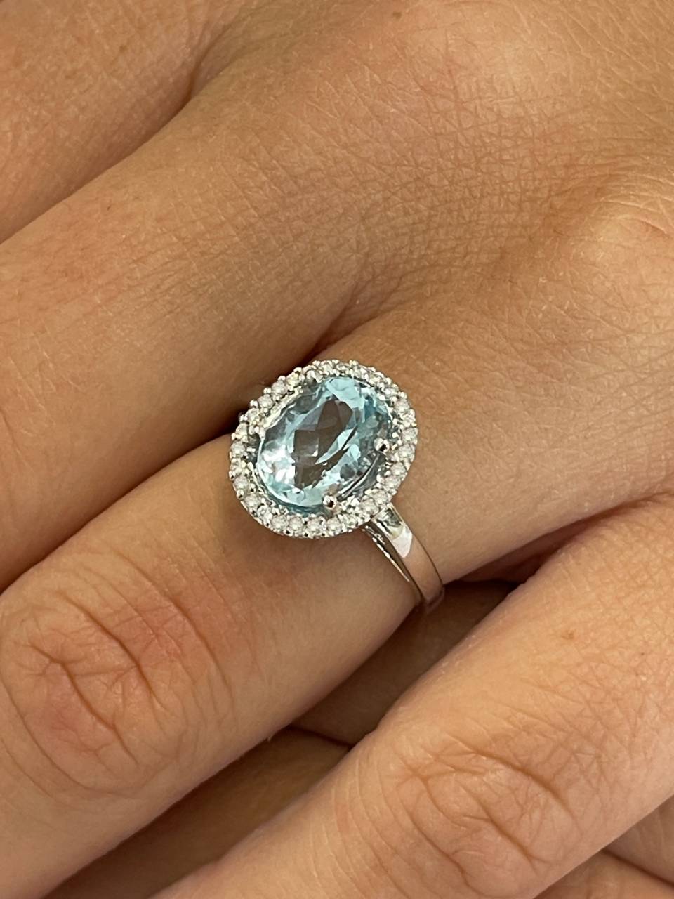 Anillo SANXENXO roseta de aguamarina y brillantes en oro blanco 18 ktes.
