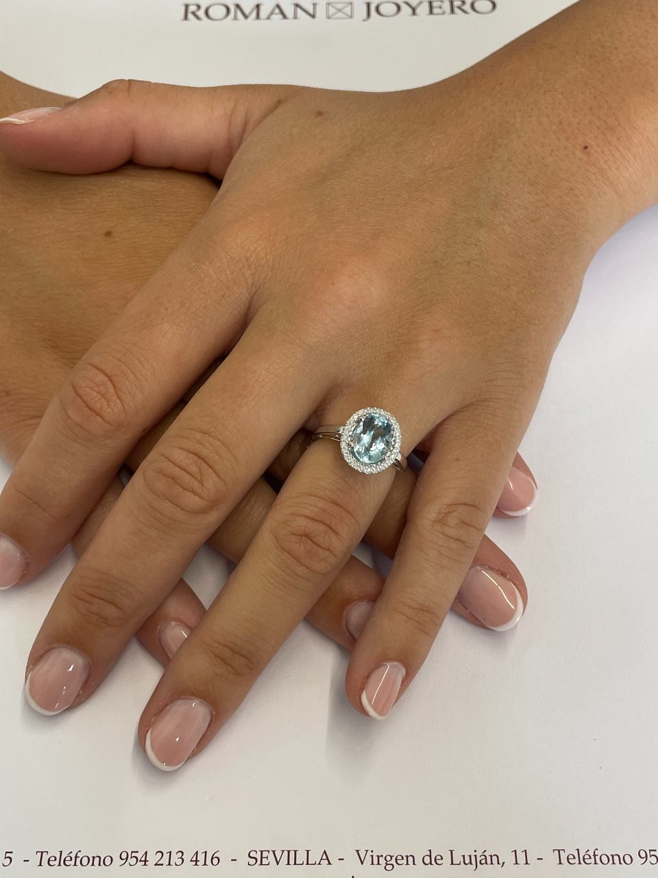 Anillo SANXENXO roseta de aguamarina y brillantes en oro blanco 18 ktes.