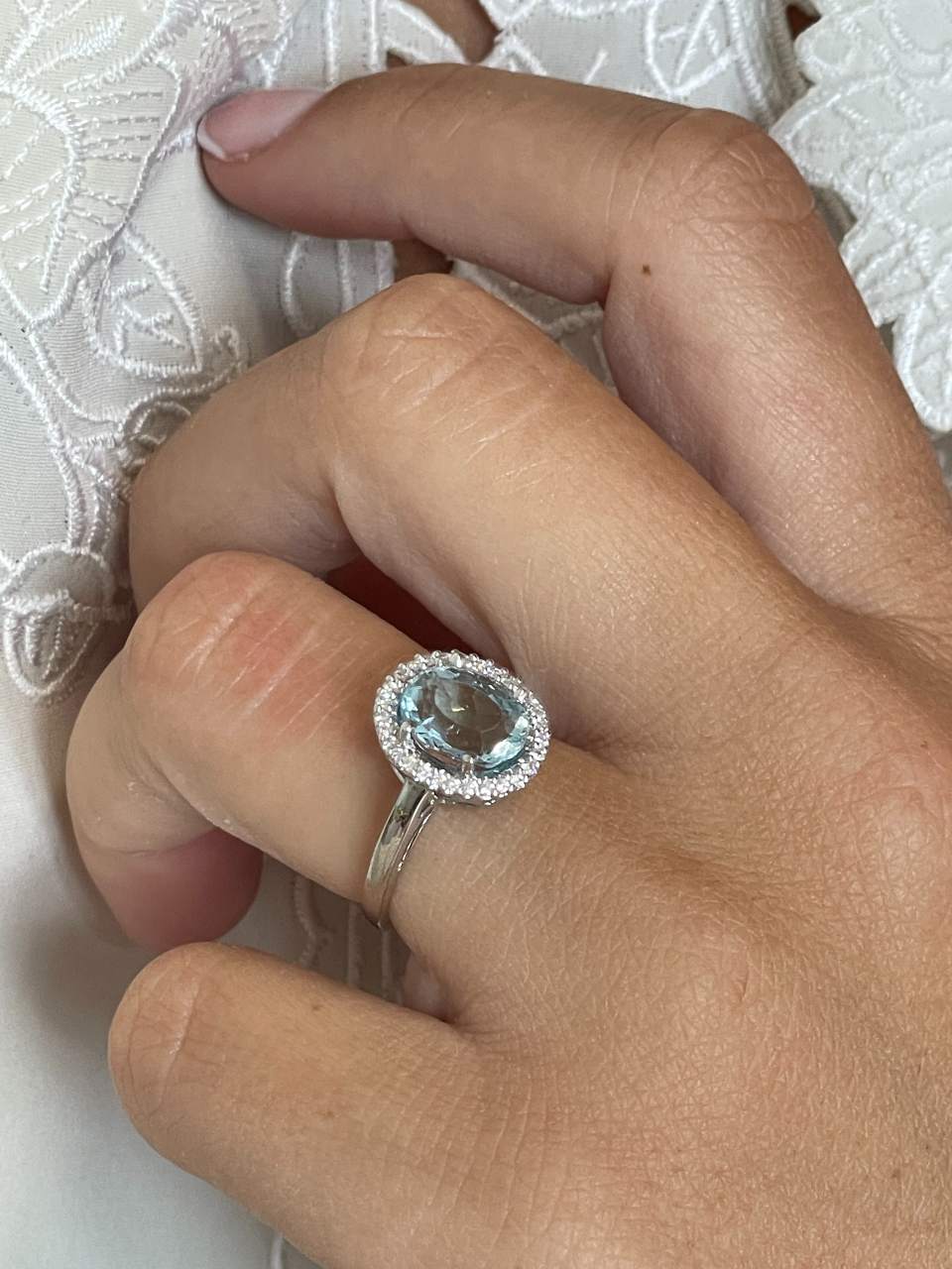 Anillo SANXENXO roseta de aguamarina y brillantes en oro blanco 18 ktes.