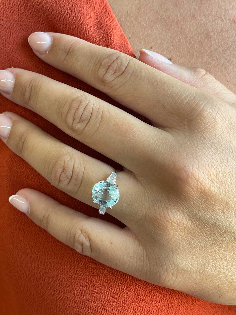 Anillo SORVA oval de aguamarina y baguettes en oro blanco 18 ktes