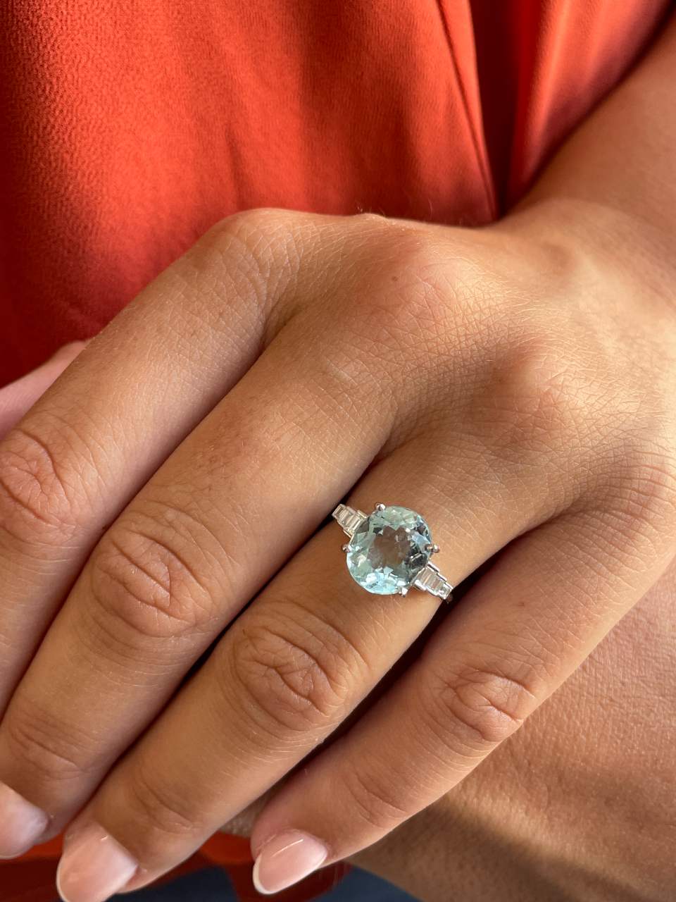 Anillo SORVA oval de aguamarina y baguettes en oro blanco 18 ktes