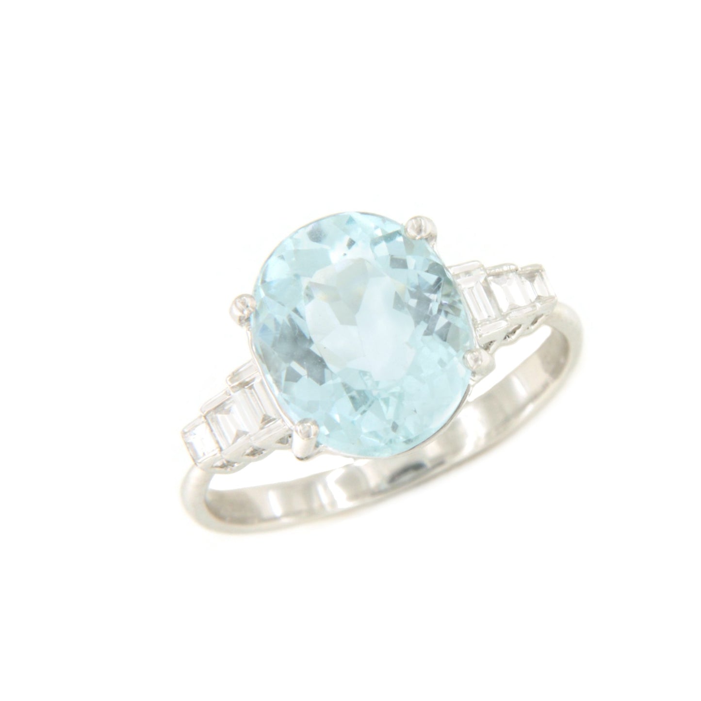 Anillo SORVA oval de aguamarina y baguettes en oro blanco 18 ktes