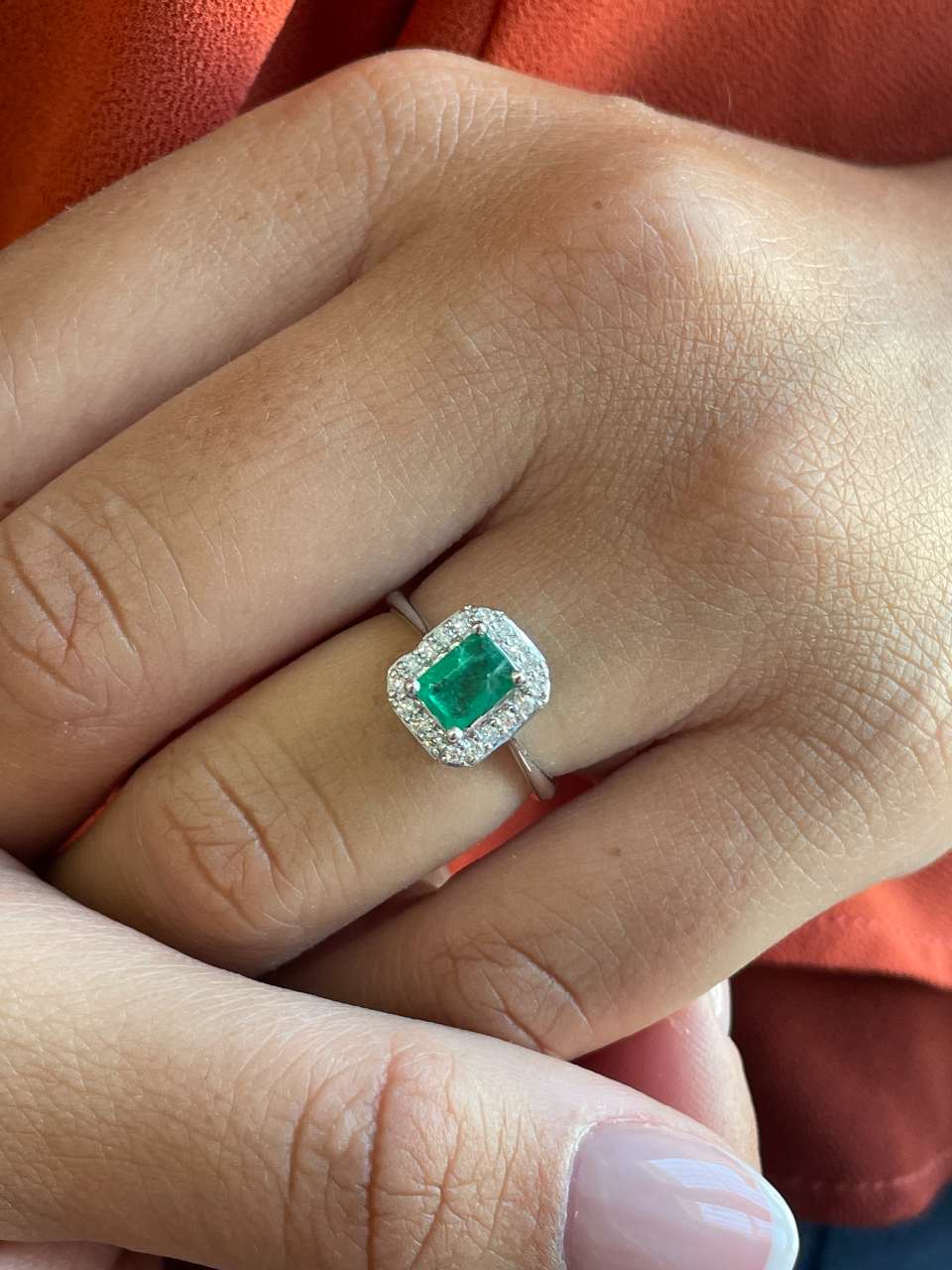 Anillo MARACUYA roseta esmeralda y brillantes oro blanco de 18 ktes.