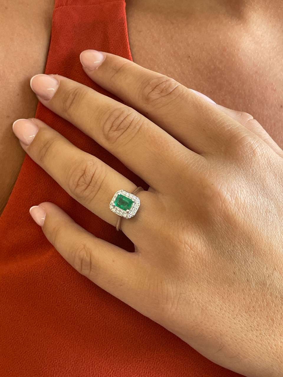 Anillo MARACUYA roseta esmeralda y brillantes oro blanco de 18 ktes.