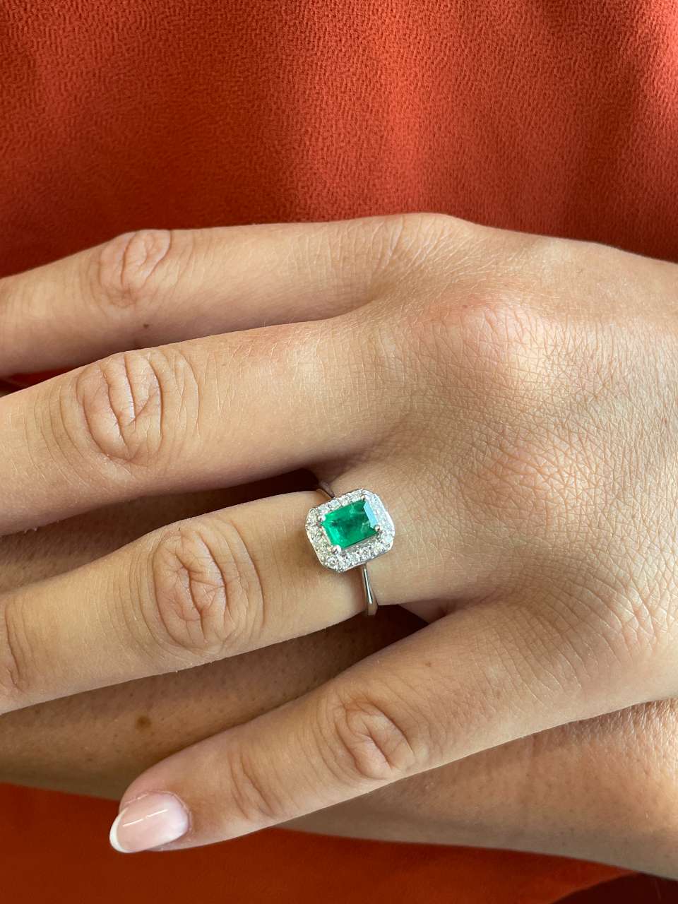 Anillo MARACUYA roseta esmeralda y brillantes oro blanco de 18 ktes.